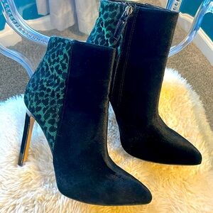 Nine West Ladivina black with green leopard print ankle booties size 7
